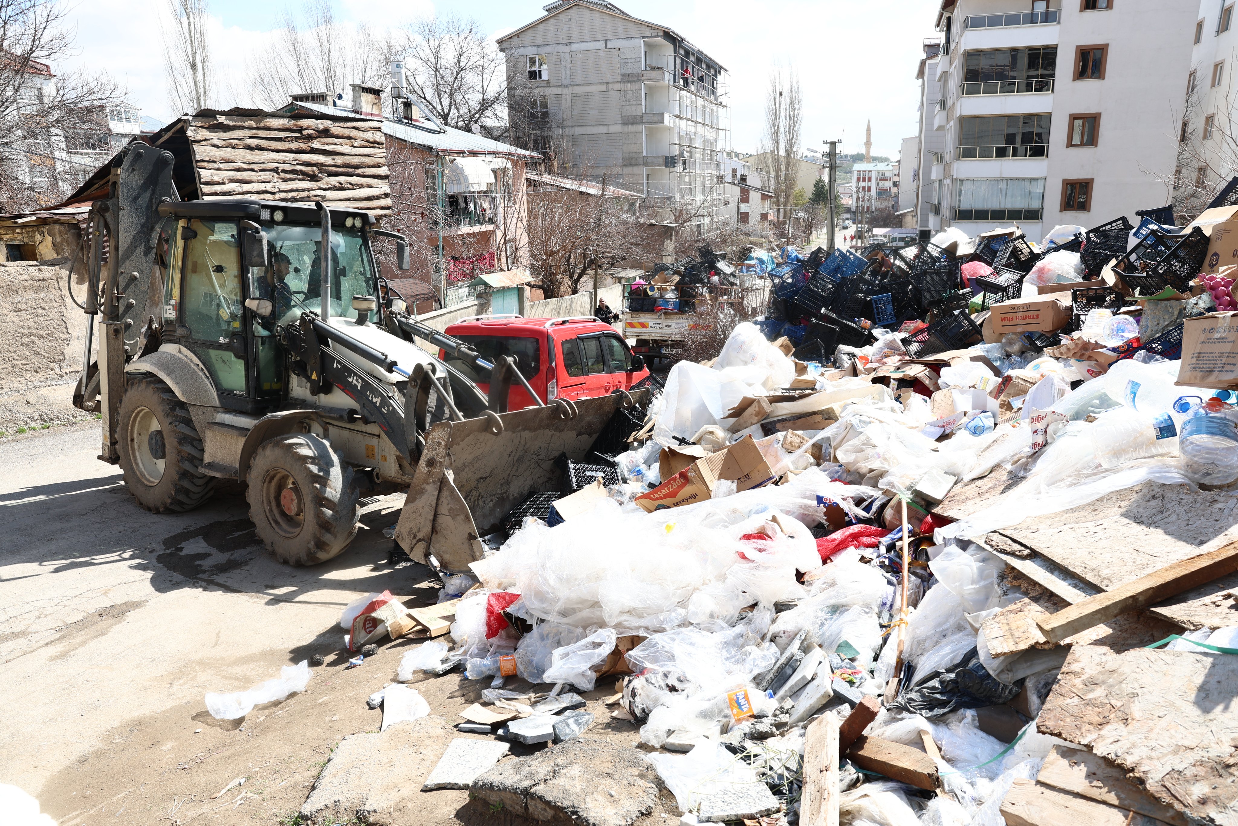 Sivas’ta atık müdahalesi! 3 kamyon çöp kaldırıldı