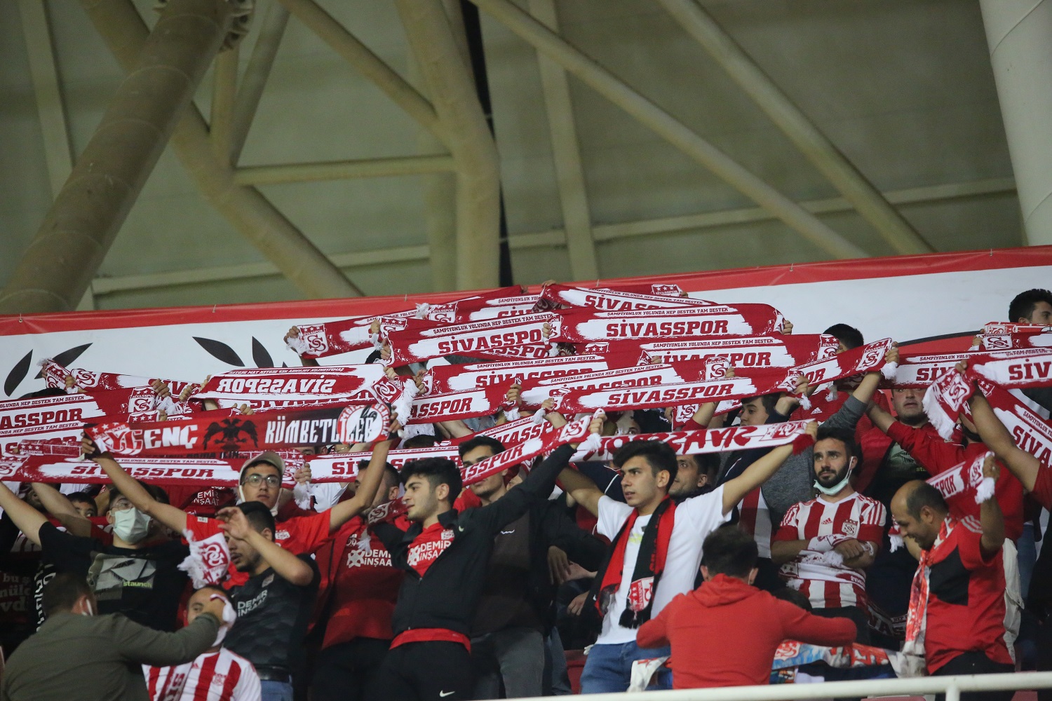 Liseli Yiğidolar Tribünde Yer Alacak mı?