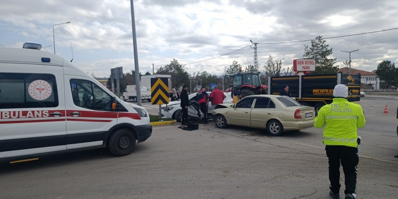 Sivas'ta otomobiller çarpıştı: 4 yaralı