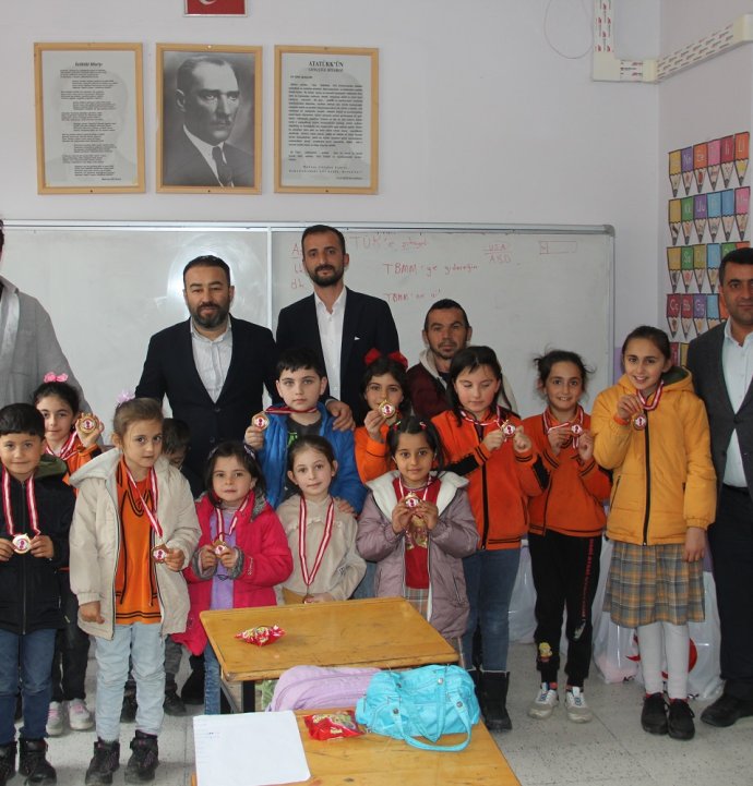 Kızılay’dan Zara’da Öğrencilere Destek