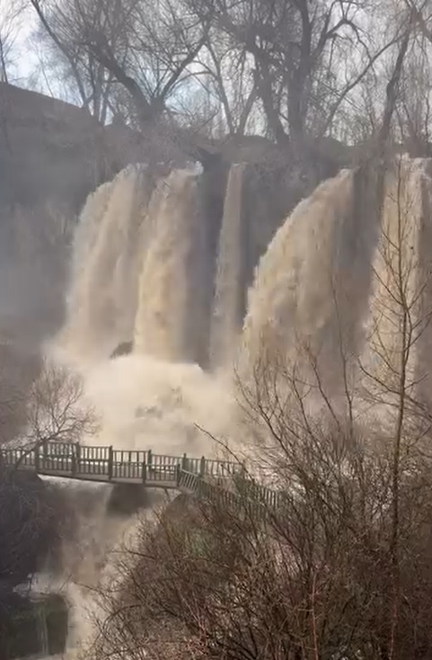 Bozkırın yeşil vadisi Sızır Şelalesi’nde çamur akışı
