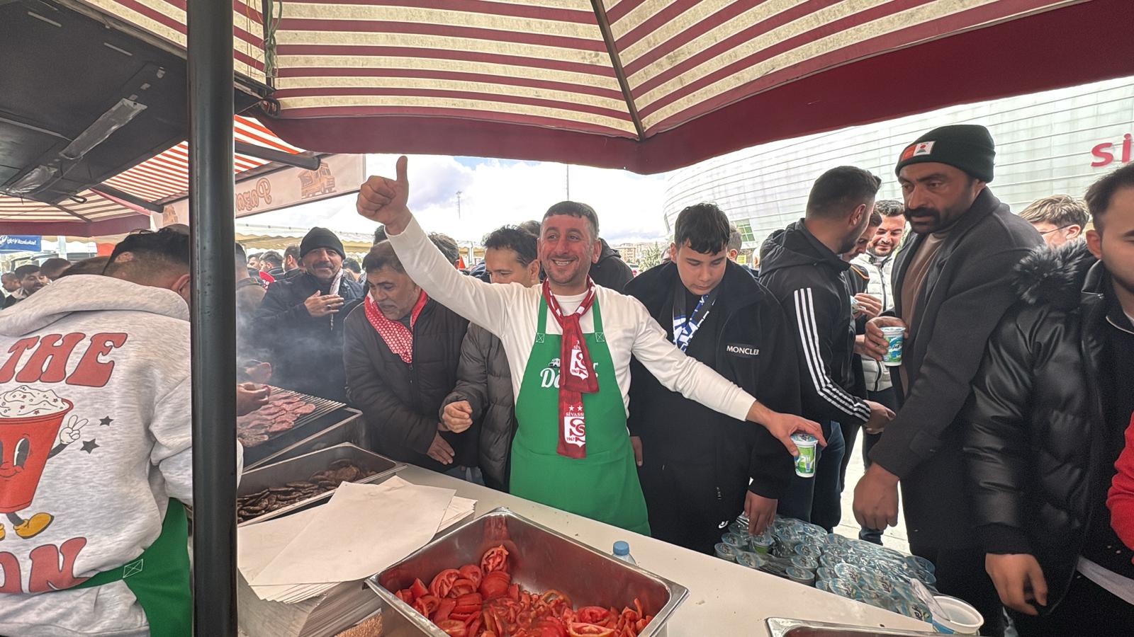 Sivasspor Maçı Öncesi Taraftara Sivas Köftesi İkramı