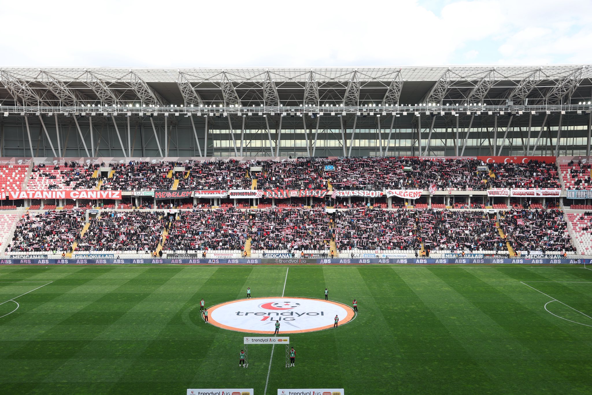 Sivasspor Maçına Yoğun İlgi! Tribünler Doldu, Protokol Akın Etti