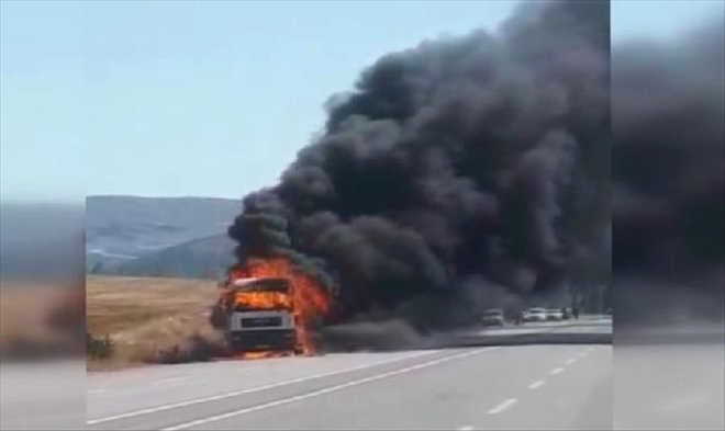 SEYİR HALİNDE TIR ALEV ALEV YANDI