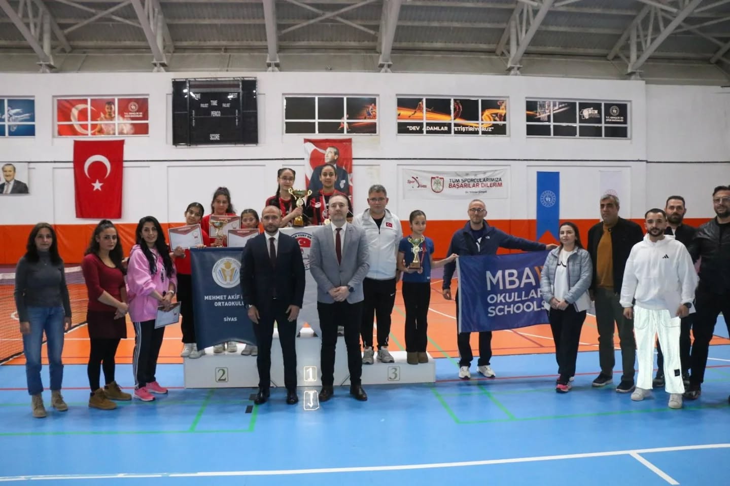 Sivas’ta geleceğin tenisçileri ödüllerine kavuştu