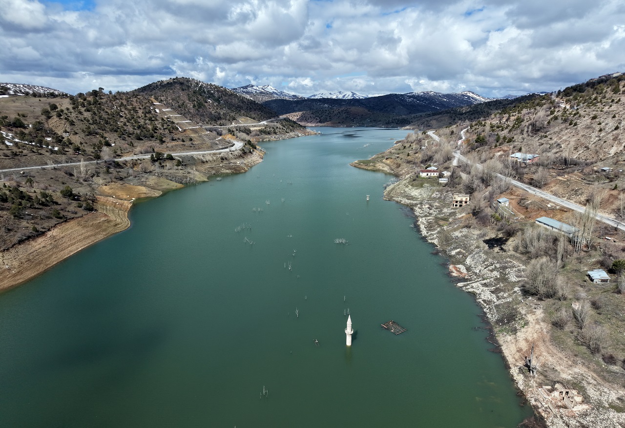 Sivas'ta kuraklıkla ortaya çıkan köy yağışla yeniden kayboldu