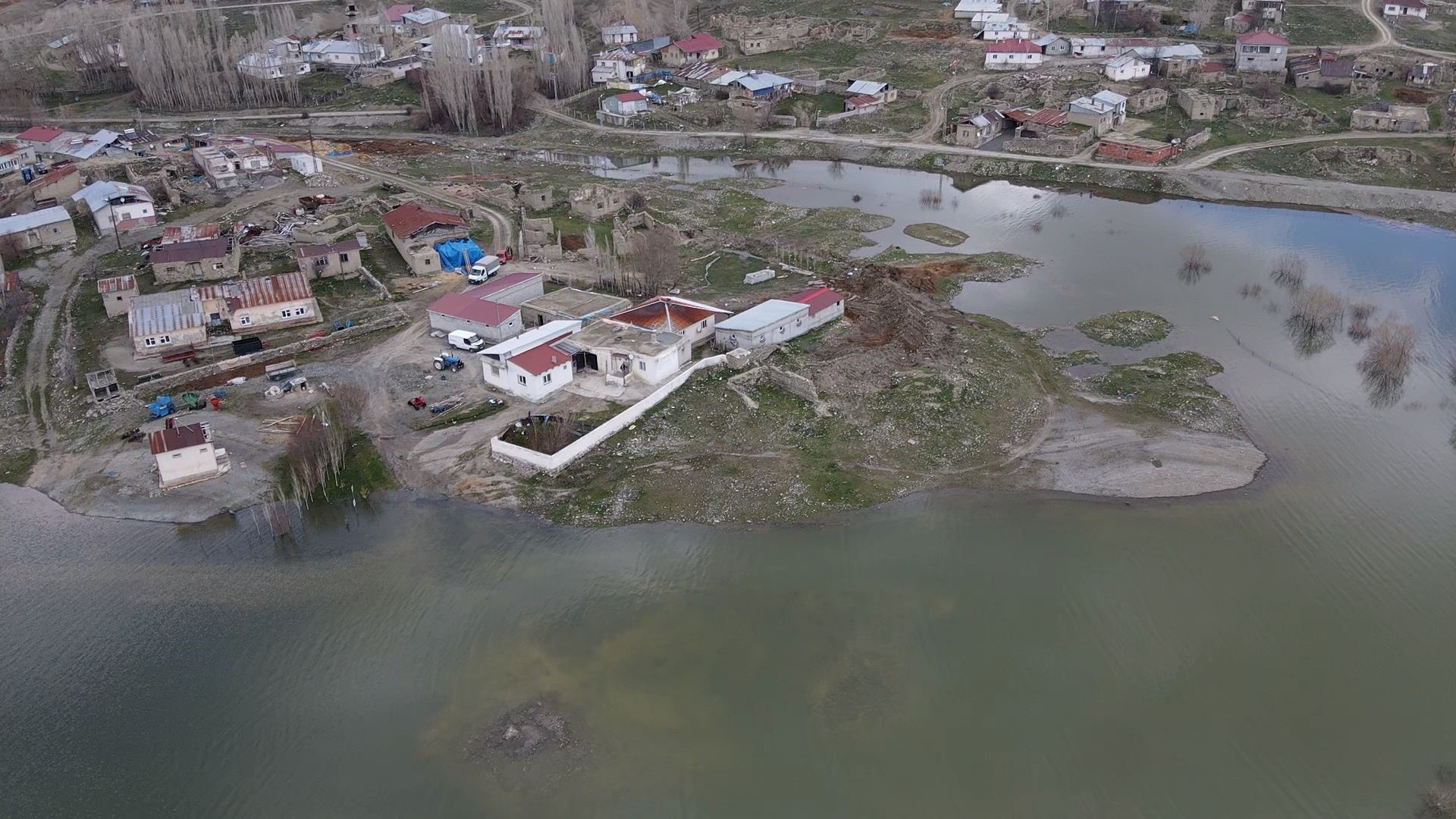 Sivas’ta baraj suları taştı, köy sular altında kaldı