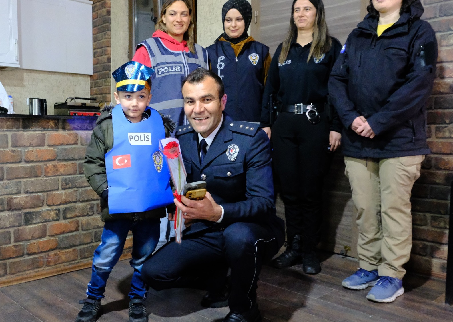 Sivas’ta Çocuklardan Polislere Sürpriz Kutlama