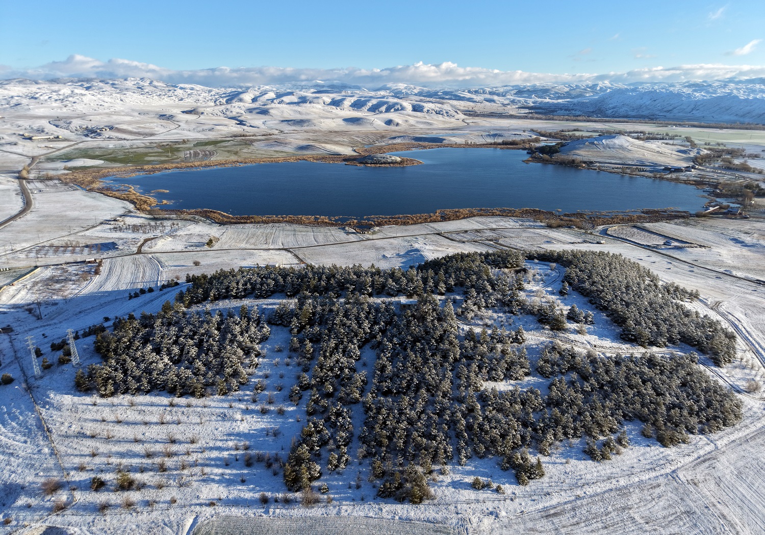 Hafik kar altında kaldı