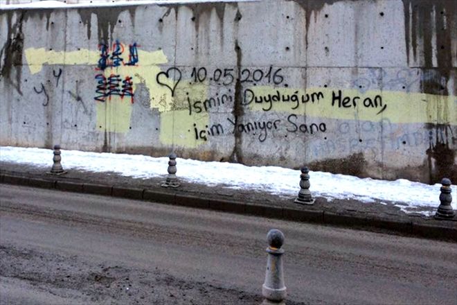 KALE DUVARINI YAZI TAHTASINA ÇEVİRDİLER