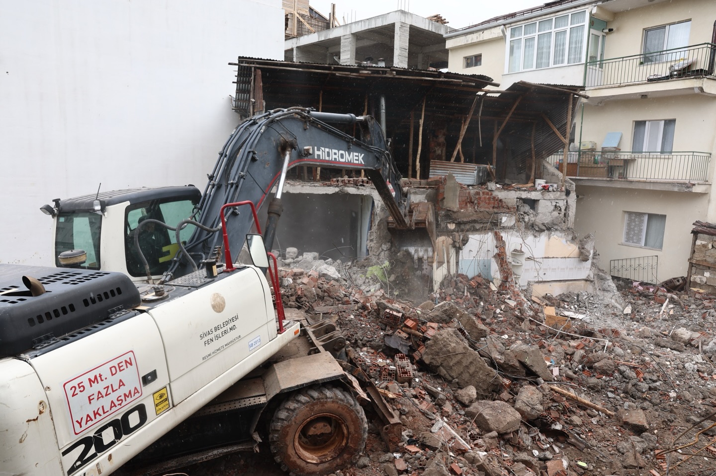 Sivas’ta güvenlik riski taşıyan bina yıkıldı