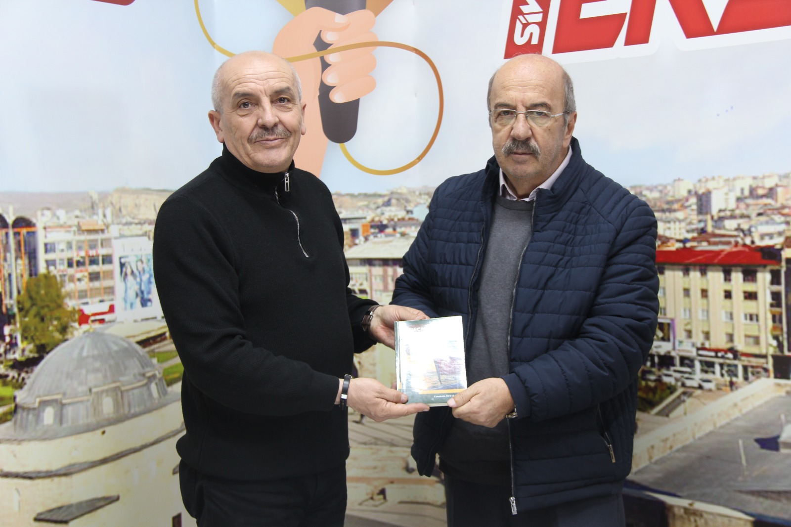 Sivaslı yazar Özyalçın’dan Karahan’a kitap hediyesi