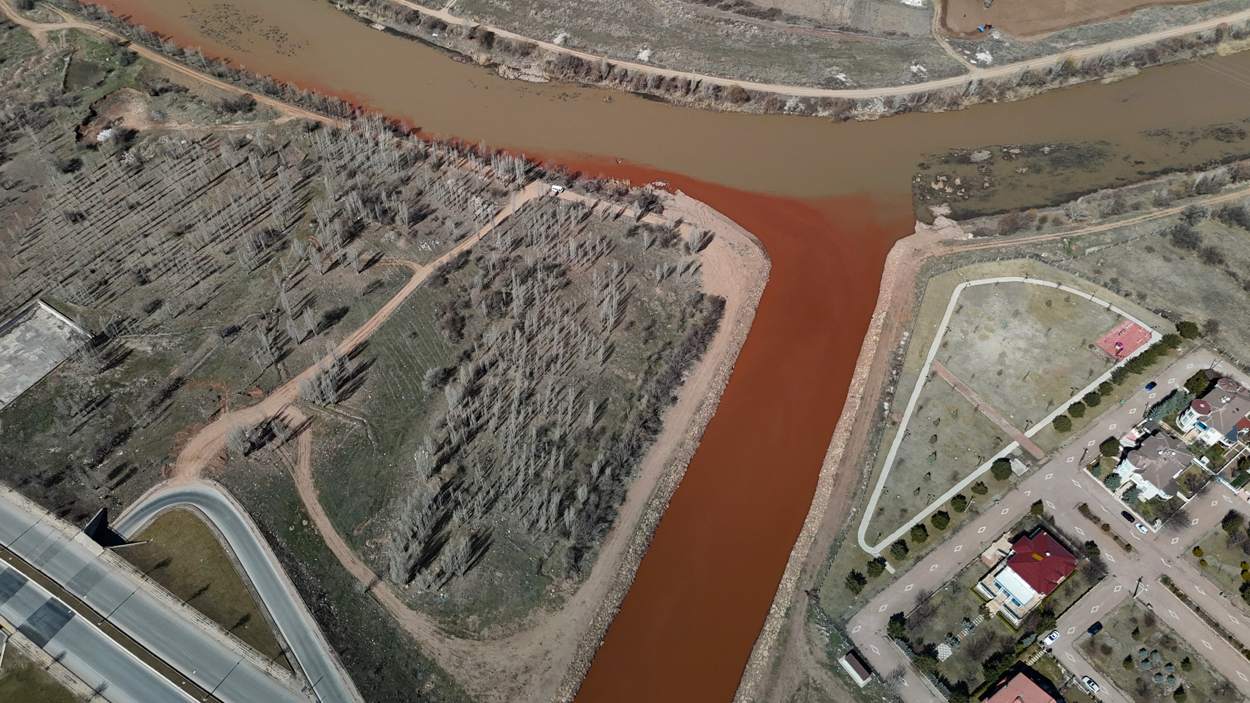 Sivas’ta Fadlum Çayı Kızılırmak’ı kızıl renge boyadı