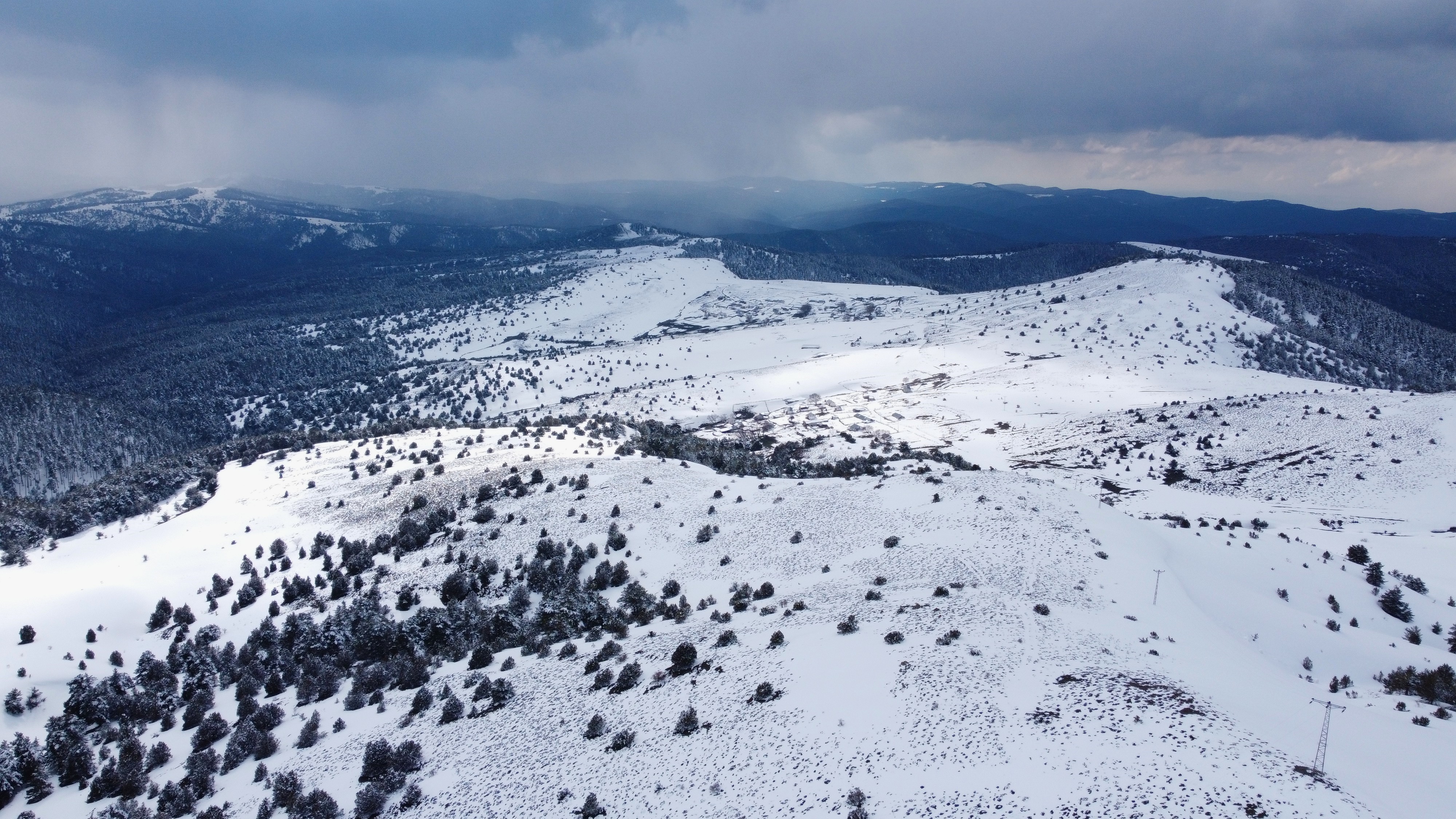 Kış manzarası büyüledi! Manzara için Sivas'tan  Yozgat'a gittiler!