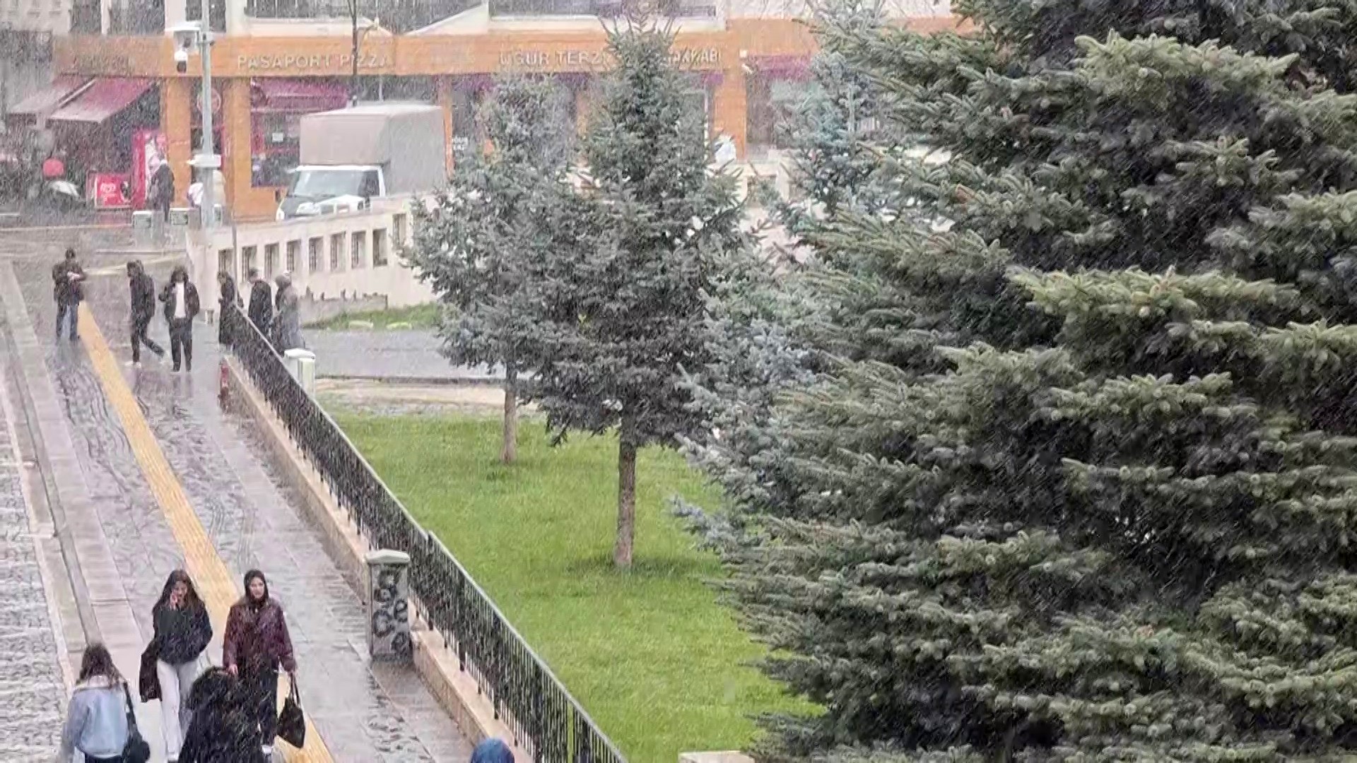 Nisan’da Sivas beyaza büründü