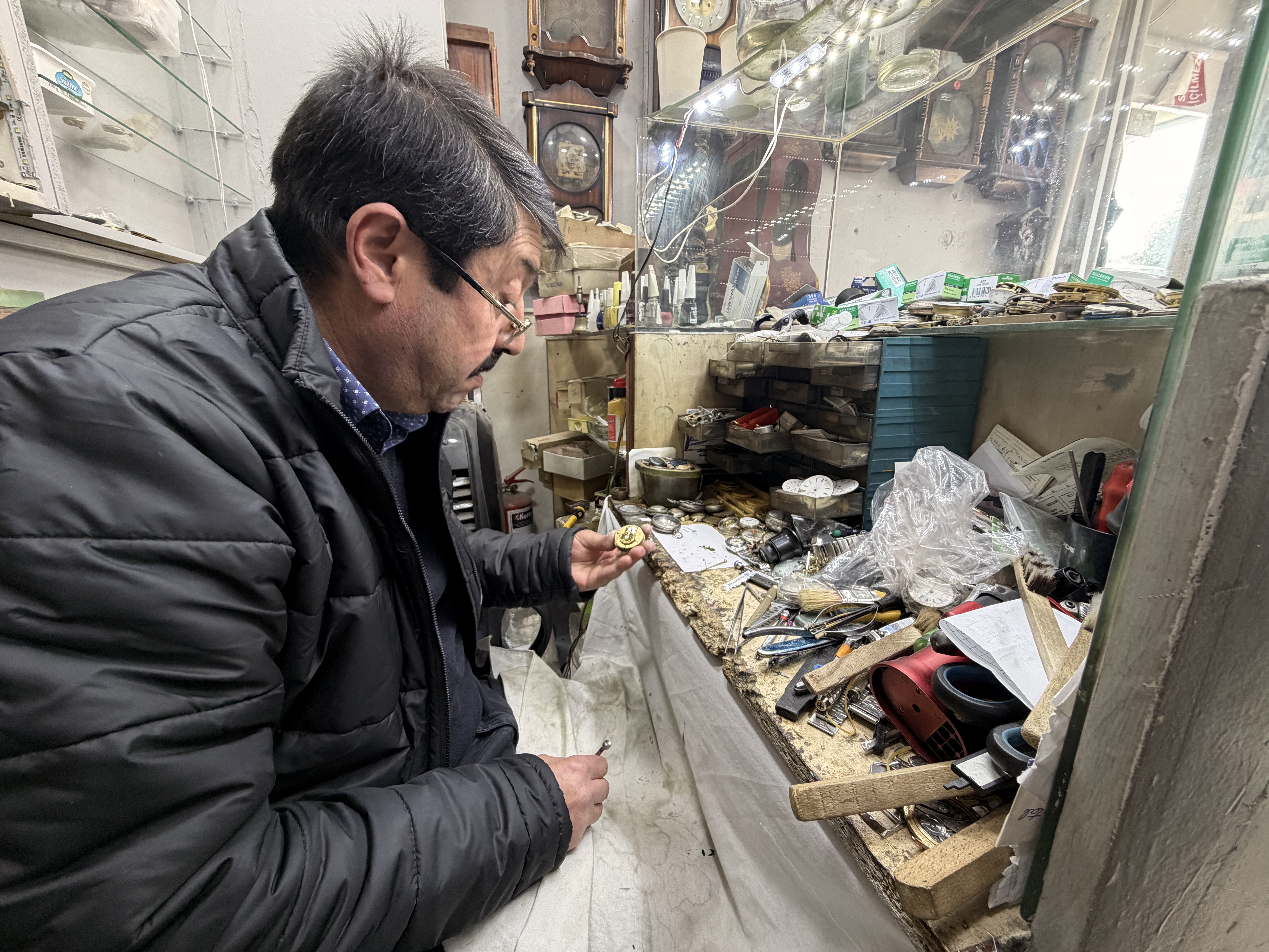 44 yıldır tarihi saatlere ince ayar veriyor