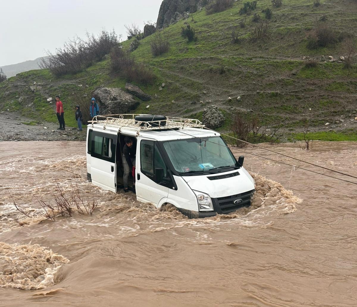 Selin kapattığı yolda mahsur kaldığı araçta öldü