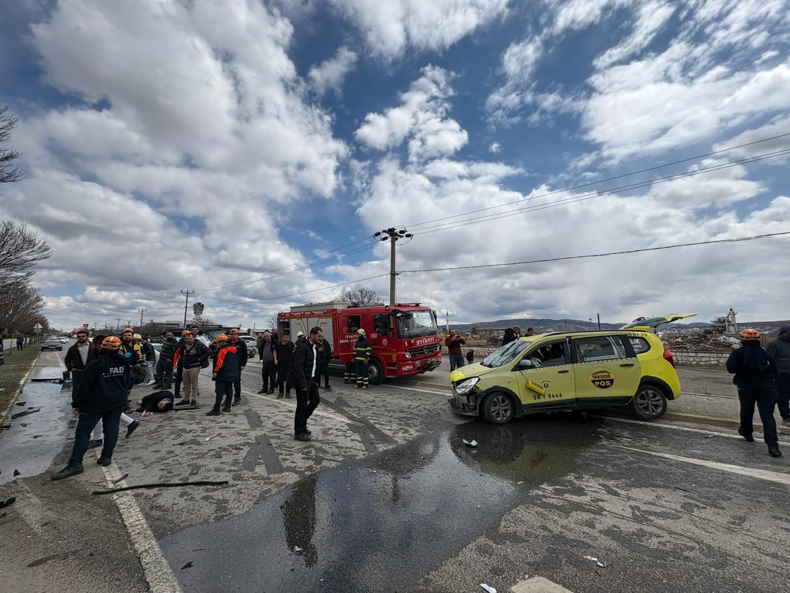 SON DAKİKA: Sivasspor'da altyapı oyuncularını taşıyan araçlar çarpıştı, 6 yaralı