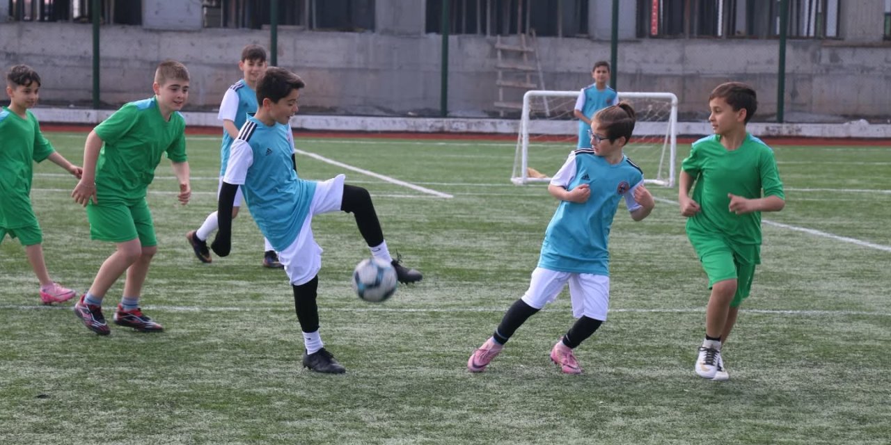 Sivas’ta minik kramponlar 23 Nisan için sahada