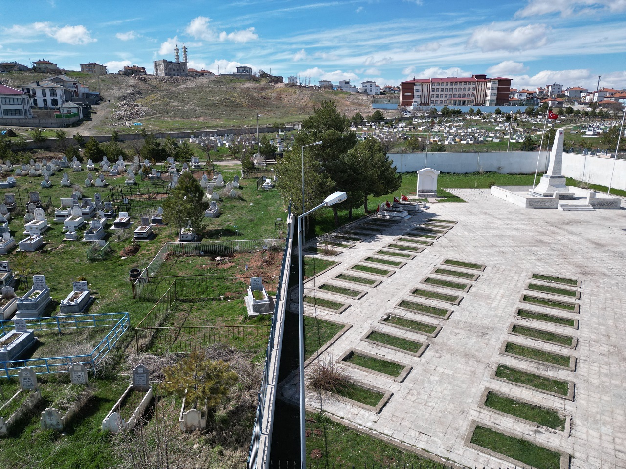 Sivas'ta aynı mezarlıkta iki kıble! Hangisi doğru?