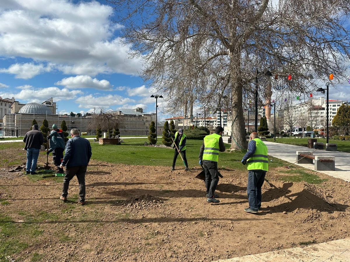 Sivas’ta park ve yeşil alanlarda bakım seferberliği