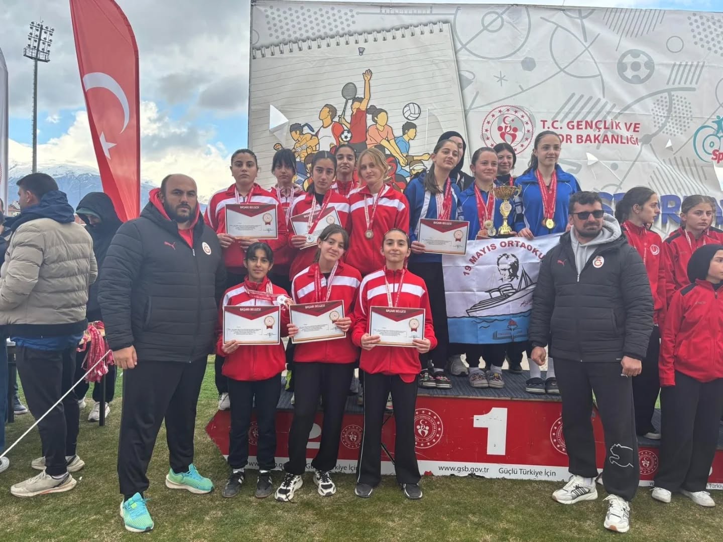 Sivaslı atletlerden Türkiye finallerine büyük adım