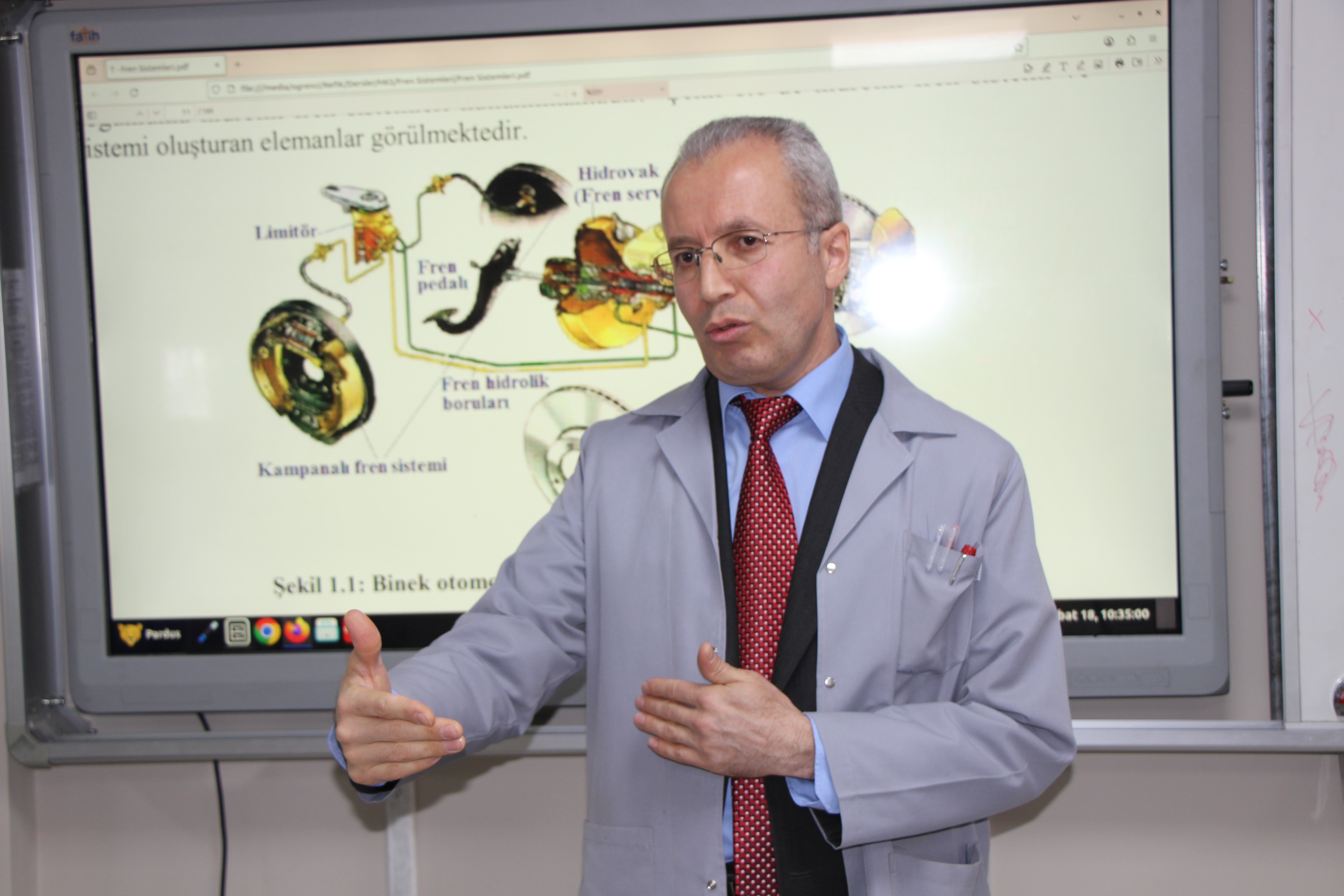 Sivaslı polis, 45 yaşında öğretmenliğe geçip hayalini gerçekleştirdi