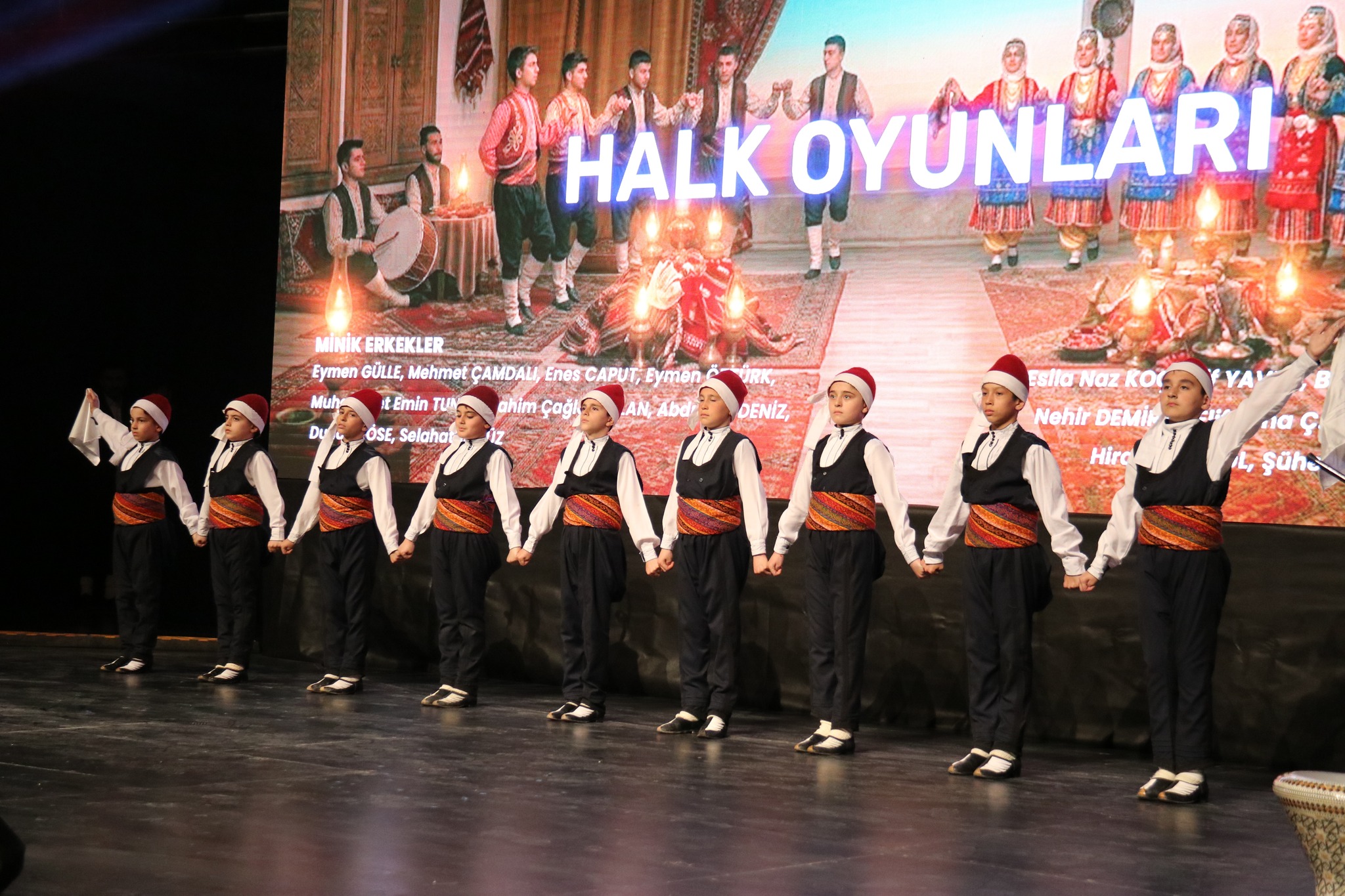 Sivas’ta “Bizim Eller” gecesinde halk oyunları büyüledi