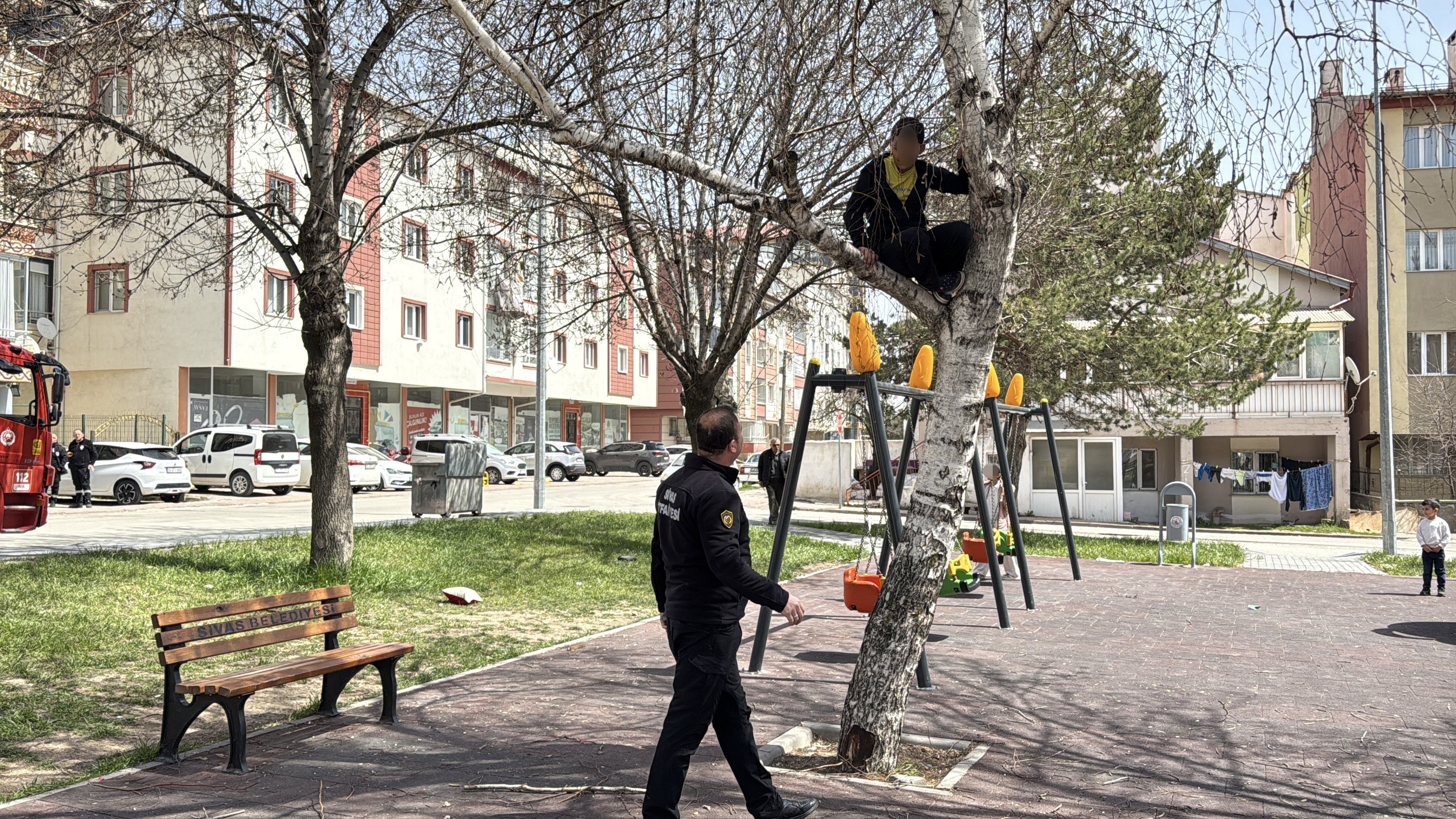 Sivas'ta top sevdası ağaçta bitti, çocuğu itfaiye kurtardı