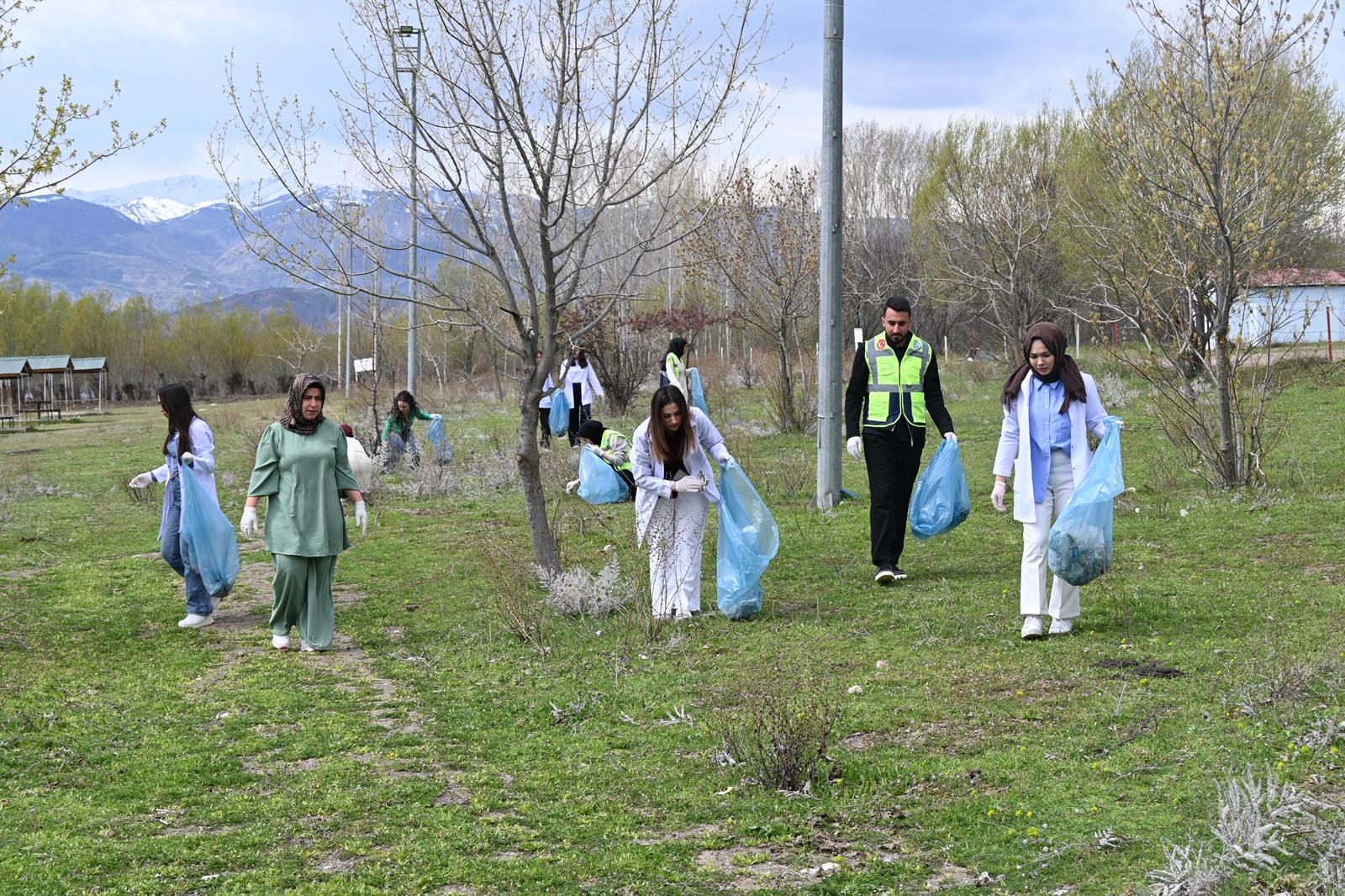 Suşehri’nde öğrencilerden çevre temizliği etkinliği
