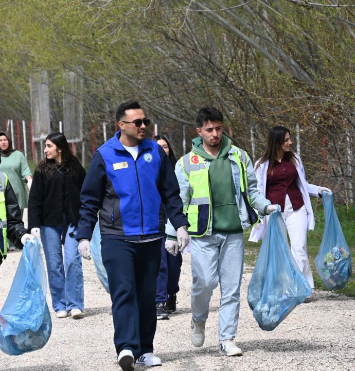 Suşehri’nde öğrencilerden çevre temizliği etkinliği