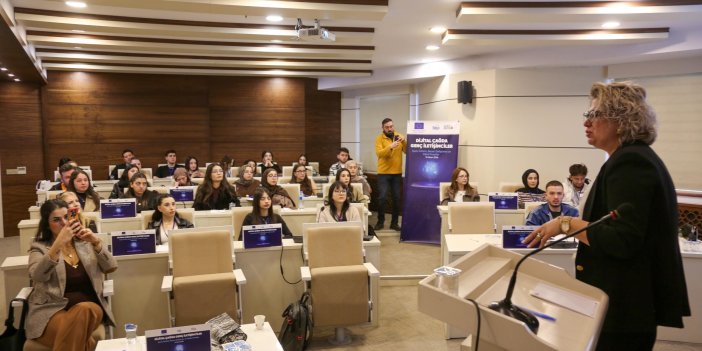 Sivas’ta genç iletişimcilere dijital beceri eğitimi