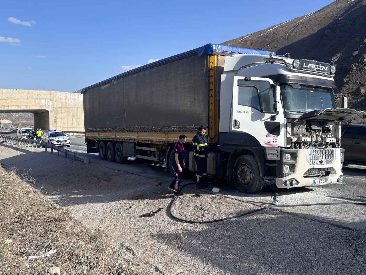Sivas-Erzincan yolunda seyir halindeki TIR alev aldı