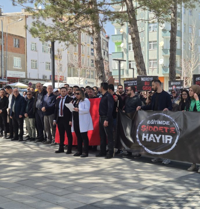 Suşehri’nde öğretmenlerden saldırılara tepki