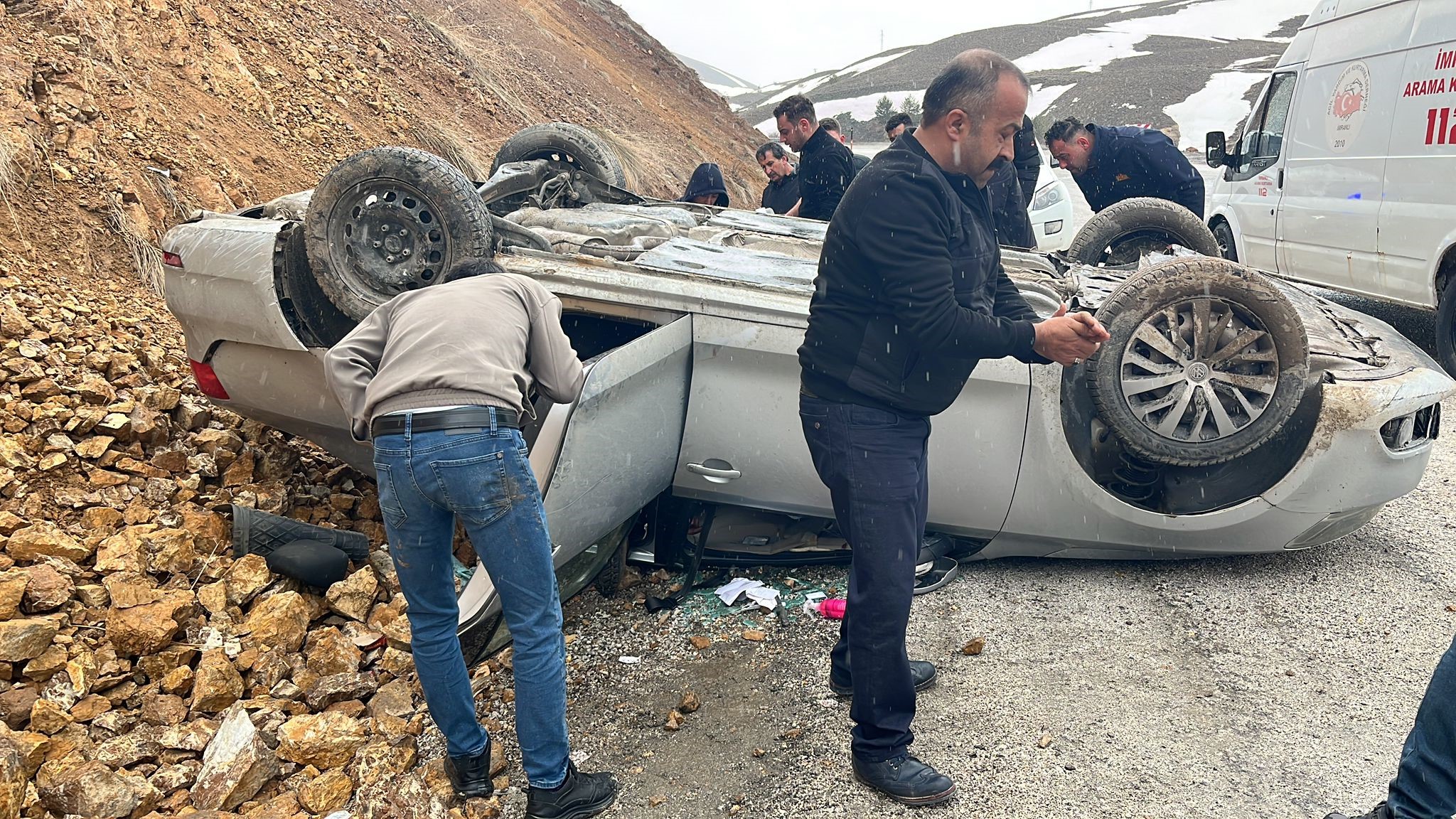 Sivas’ta otomobil şarampole yuvarlandı: 3 yaralı