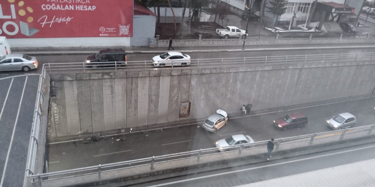 Sivas'ta alt geçitte kaza: 2 yaralı