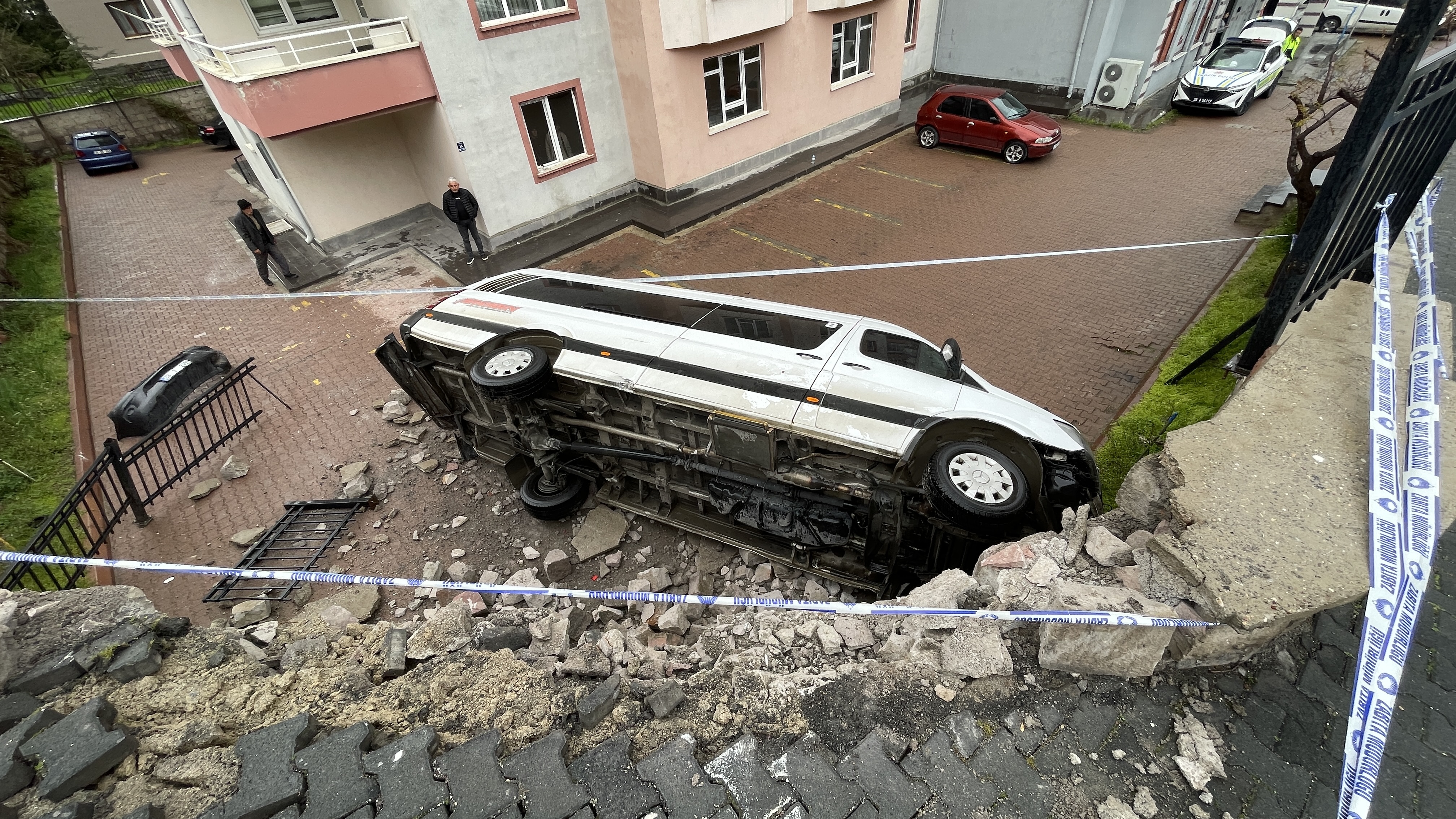 İşçi servisinin apartman bahçesine düşmesi sonucu 1 kişi yaralandı