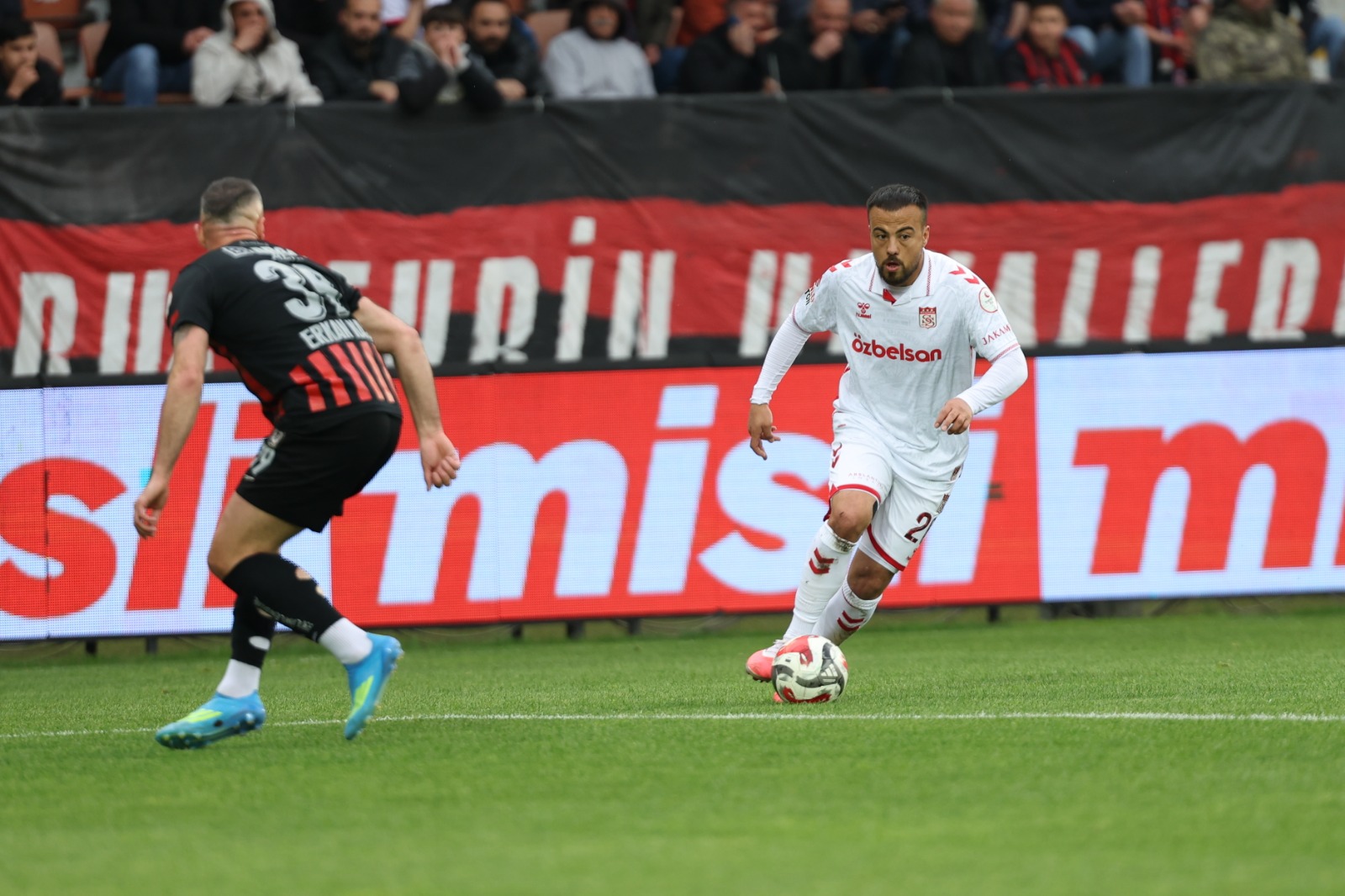 Sivasspor deplasmanda ilk yarıyı eşitlikle kapattı