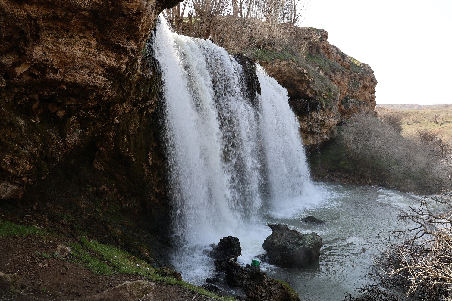Sivas’ta 27 metrelik şelalede görsel şölen