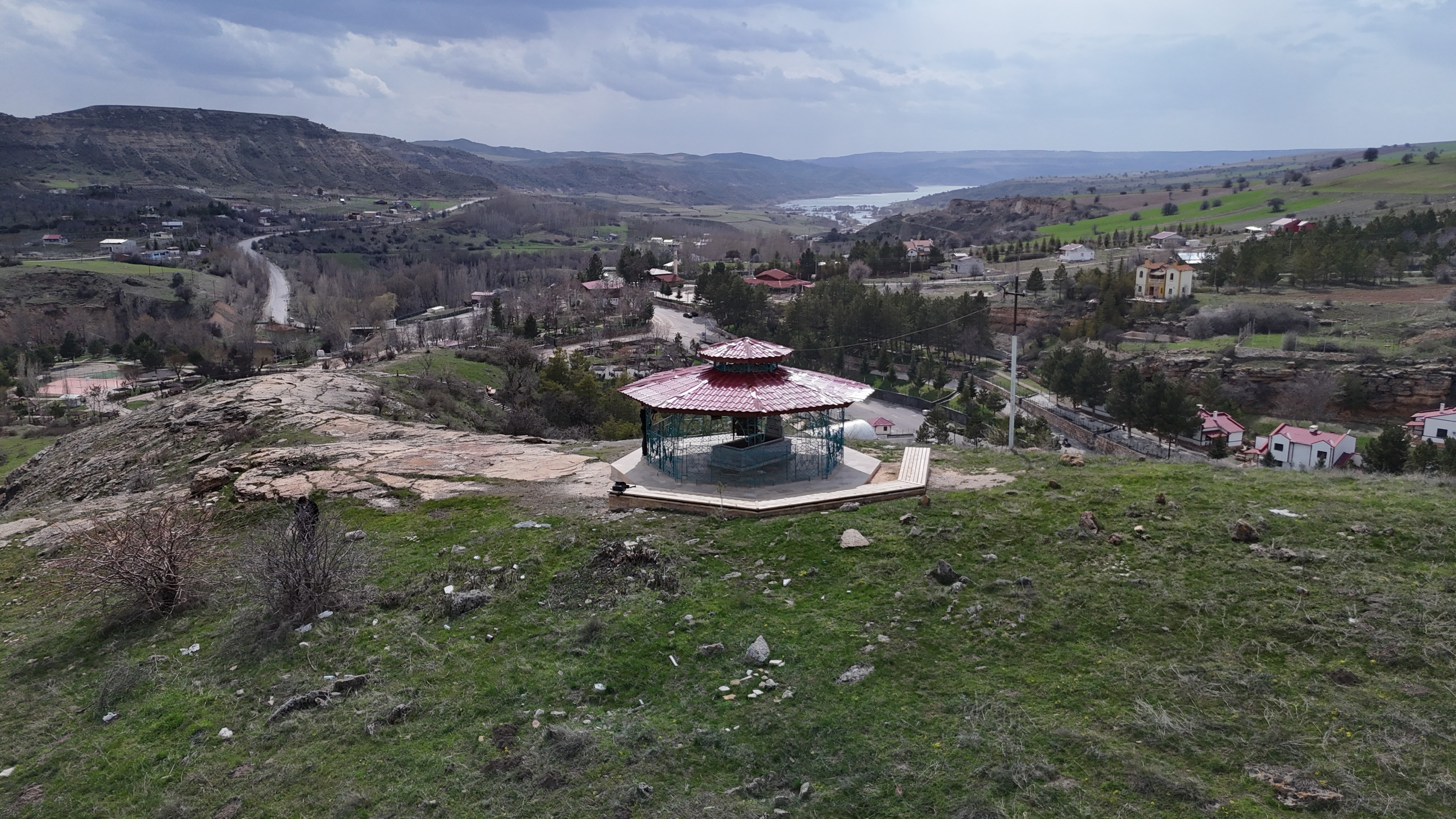 Sivas’ta Maneviyatın Zirvesi: Hakim Tepedeki Türbe