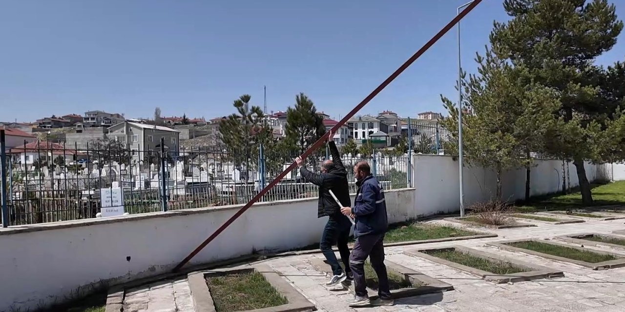 Sivas'ta mezarda kıble polemiği: Kıblede sapmalar var