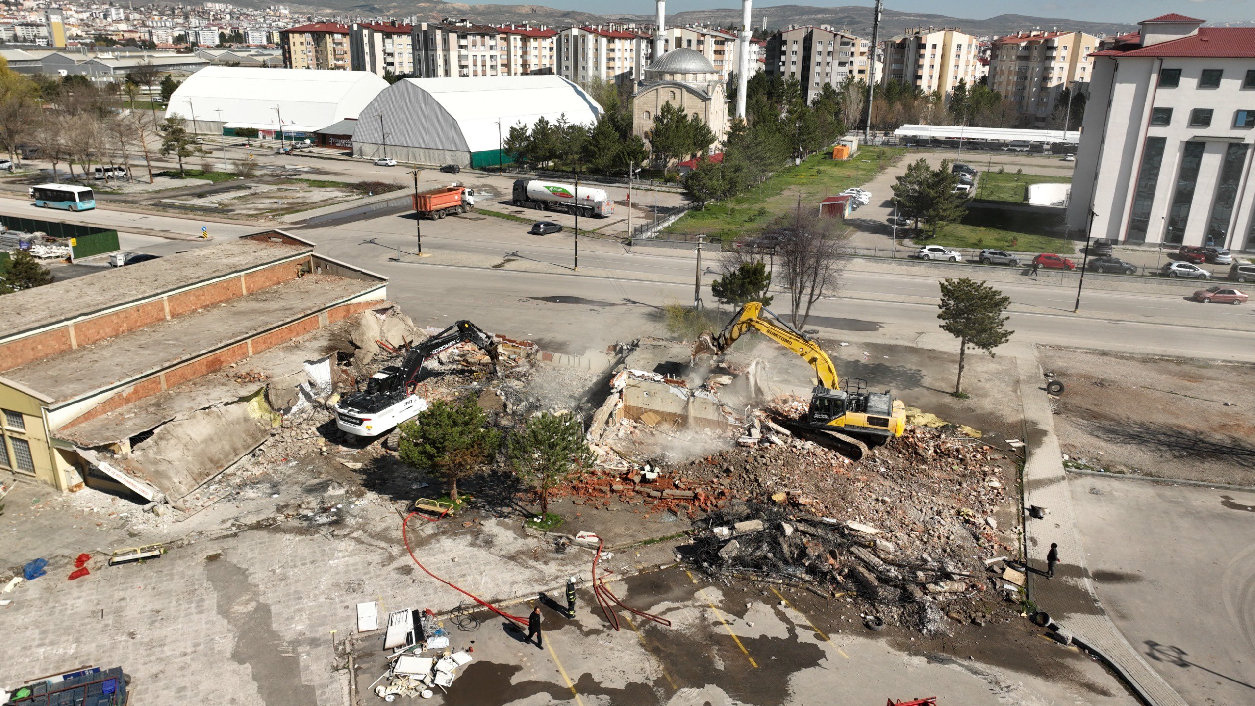 Sivas’ta eski köy terminali yıkıldı