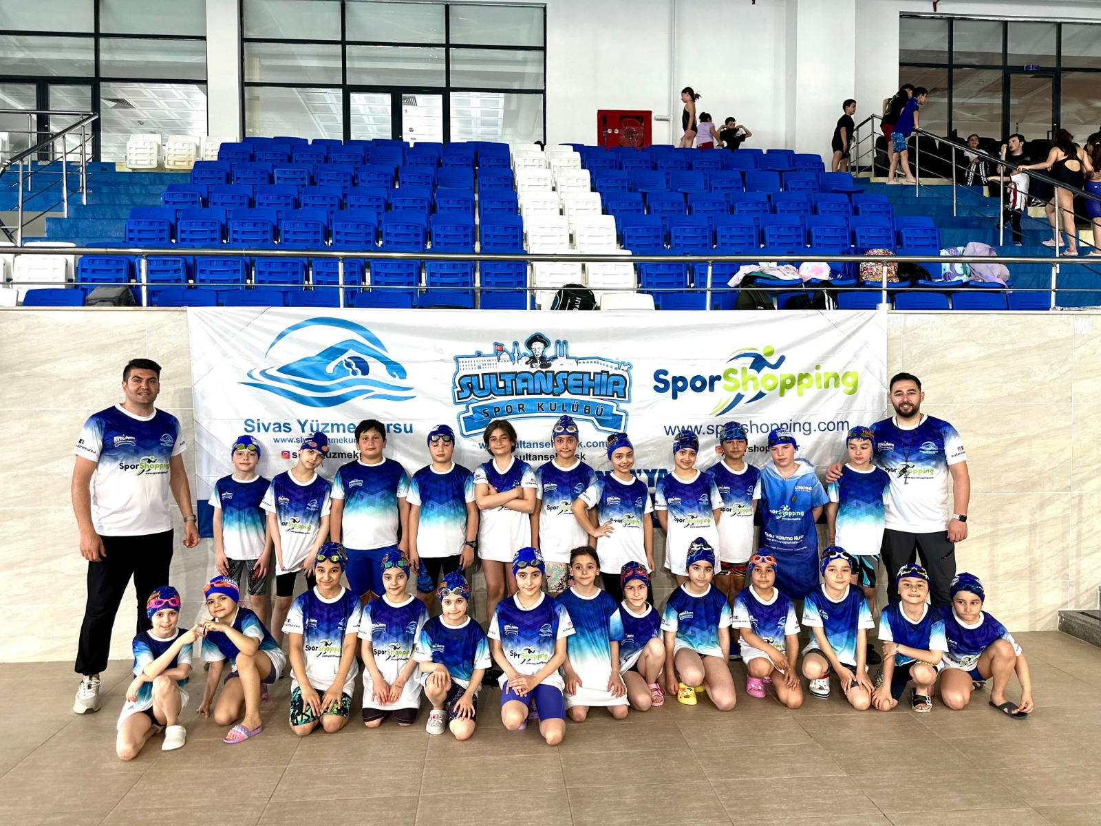 Sivas’ta minik yüzücülerden büyük başarı