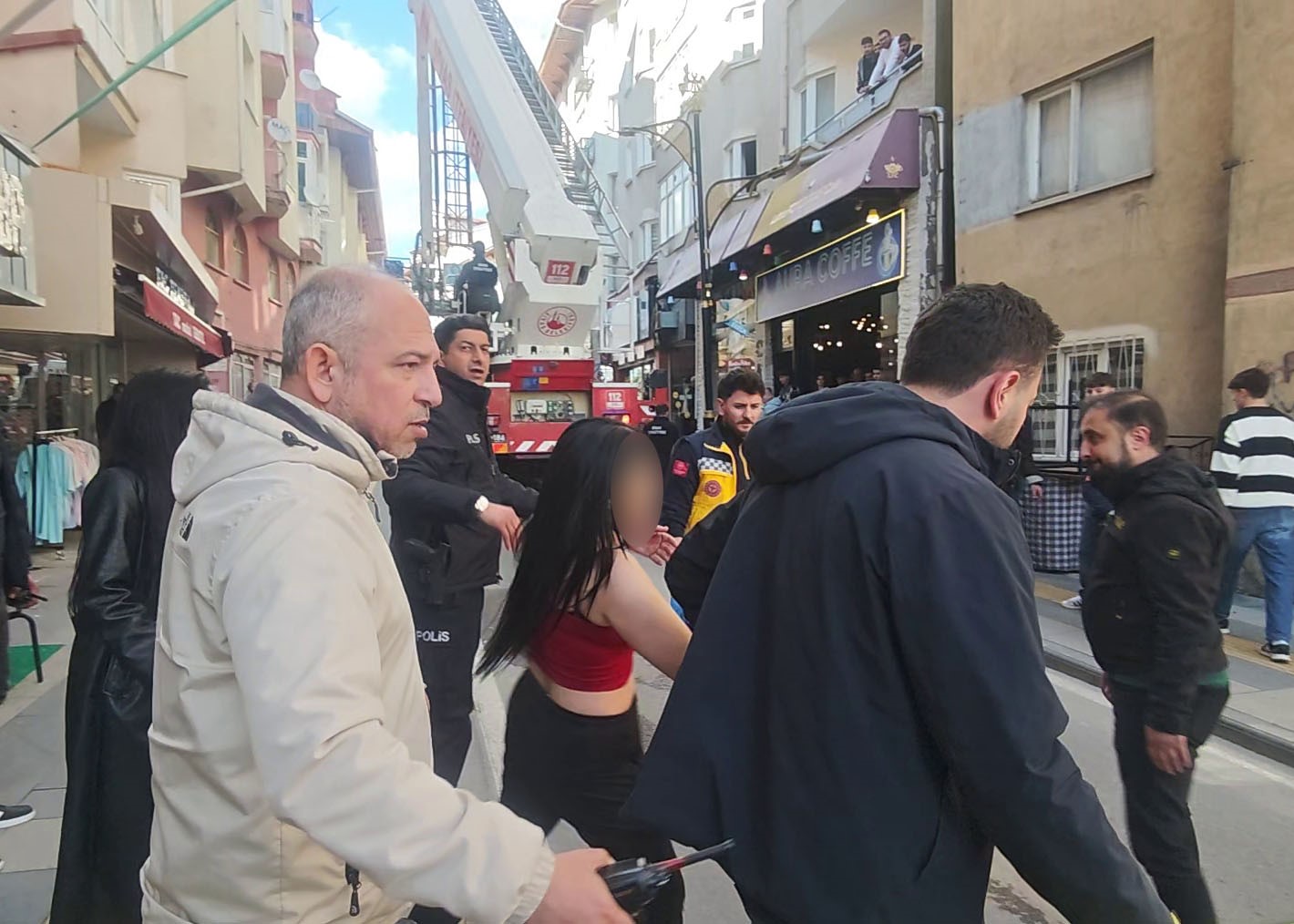 Sivas’ta Alkollü Kadın Pencereden Atlamaya Kalktı