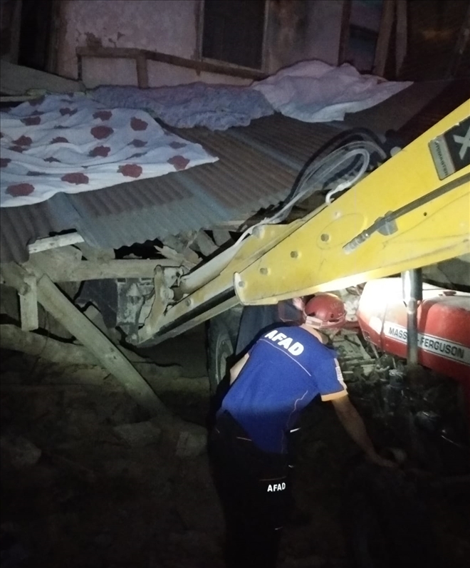 KERPİÇ EVİN ÇATISI ÇÖKTÜ