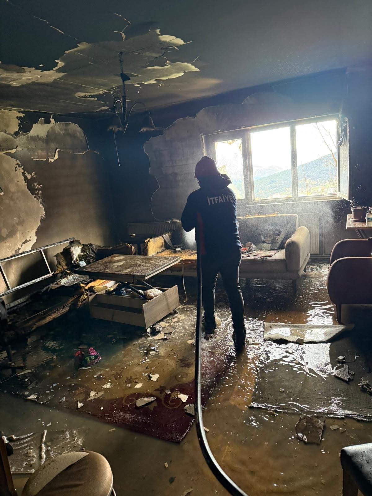 Sivas’ta apartman dairesinde yangın paniği