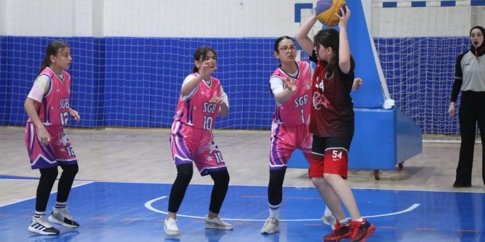 Sivas’ta minik basketbolcuların 23 Nisan heyecanı