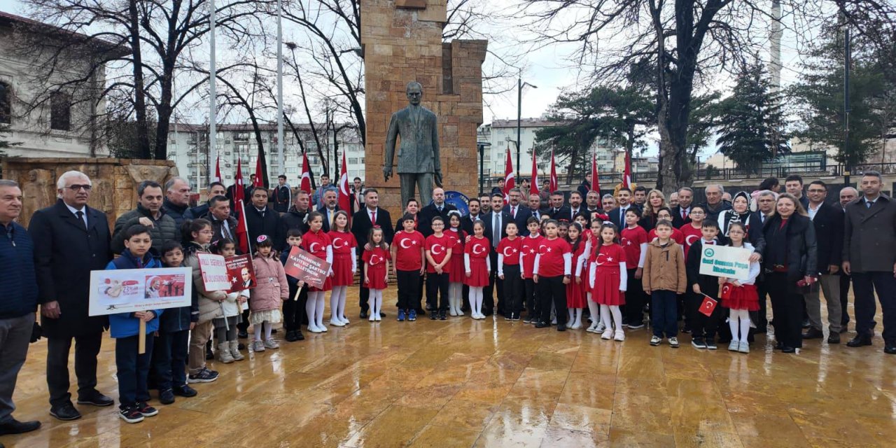 Sivas'ta Atatürk Anıtı'na çelenk sunuldu