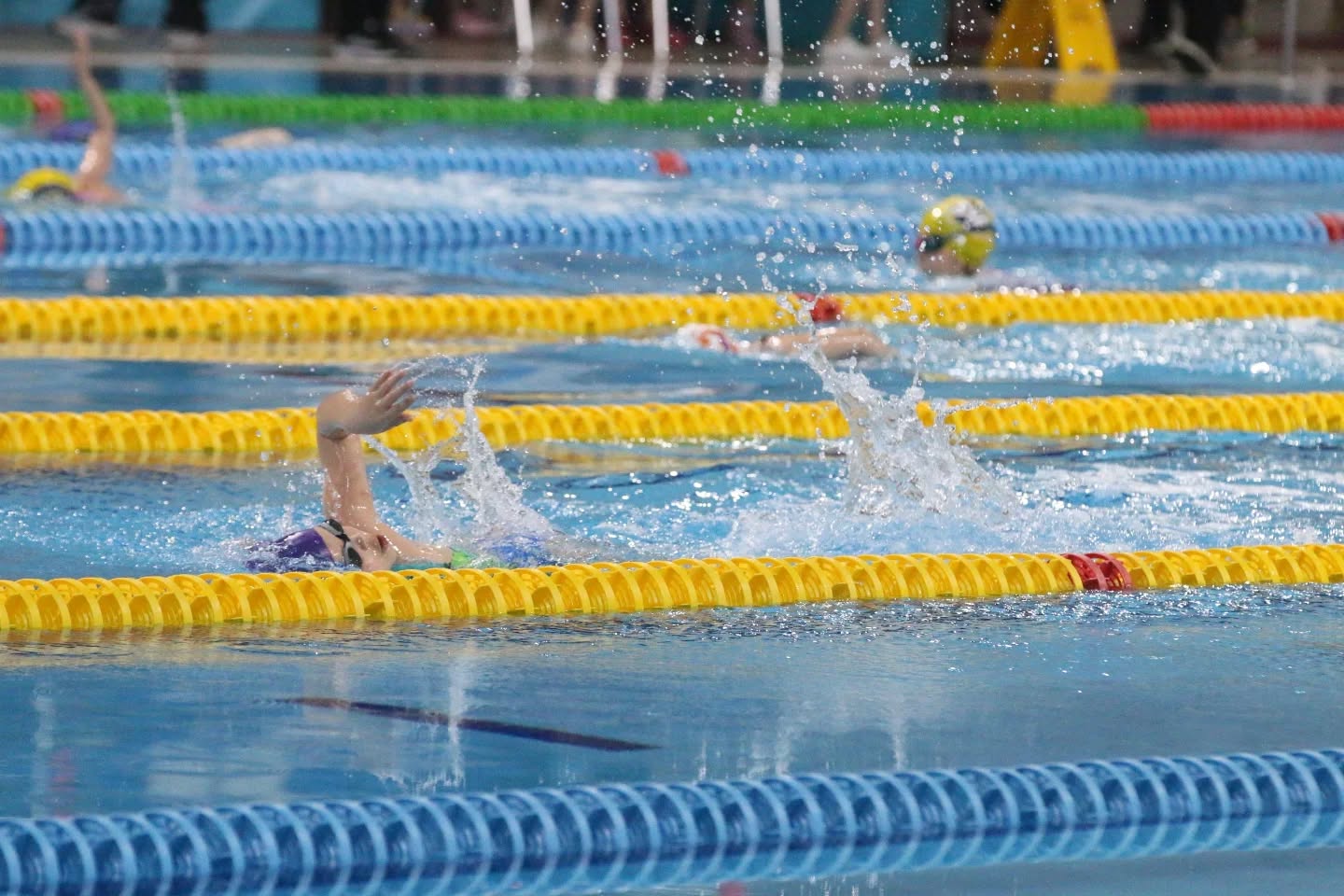 23 Nisan coşkusu havuzda yaşandı