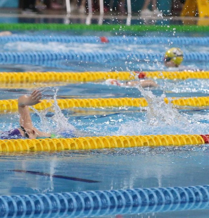 23 Nisan coşkusu havuzda yaşandı